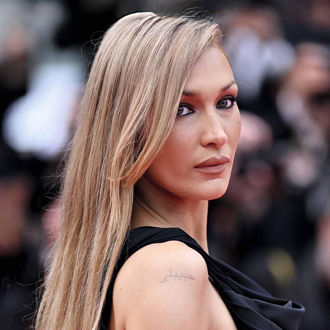 Bella Hadid posa con un vestido negro y cabello largo rubio