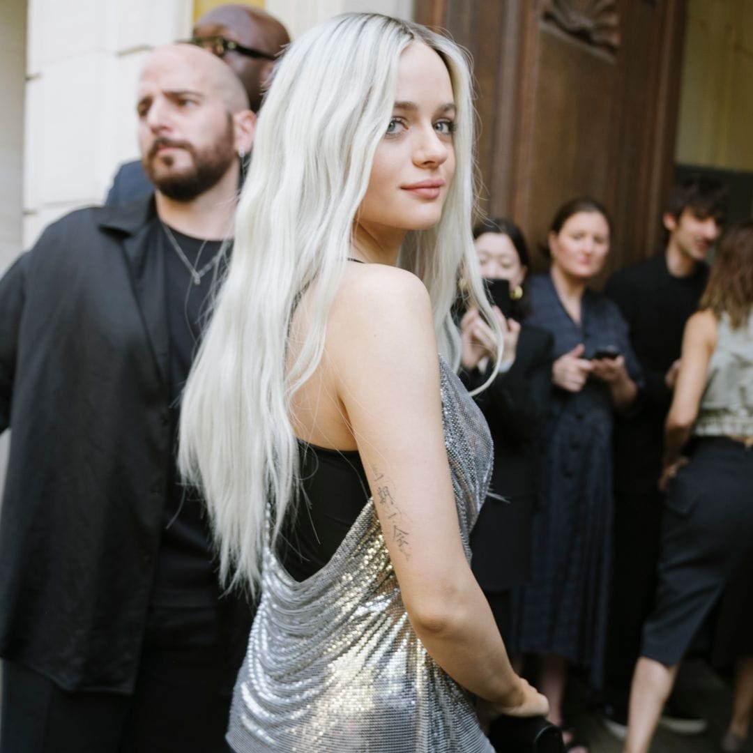 Joey King llega a la Semana de la Moda en París con un radical cambio de 'look'