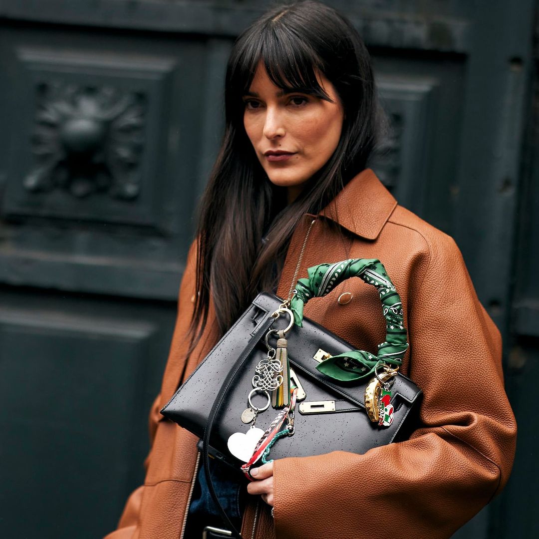 Accesorizar tu bolso de mano es la tendencia más ‘cool’ del momento y Dua Lipa lo confirma