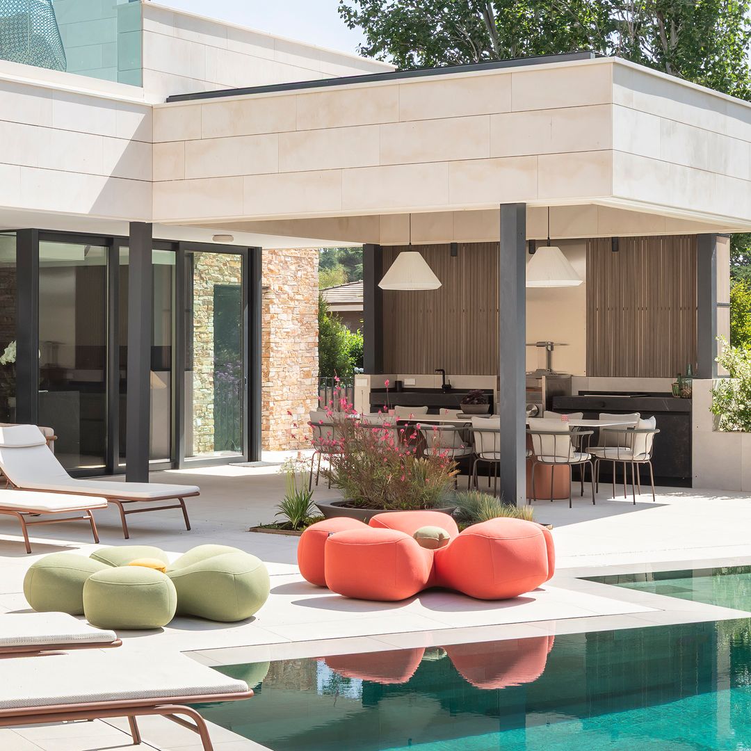 Una casa en Madrid con piscina, porche y jardín que parece una segunda residencia en plena ciudad