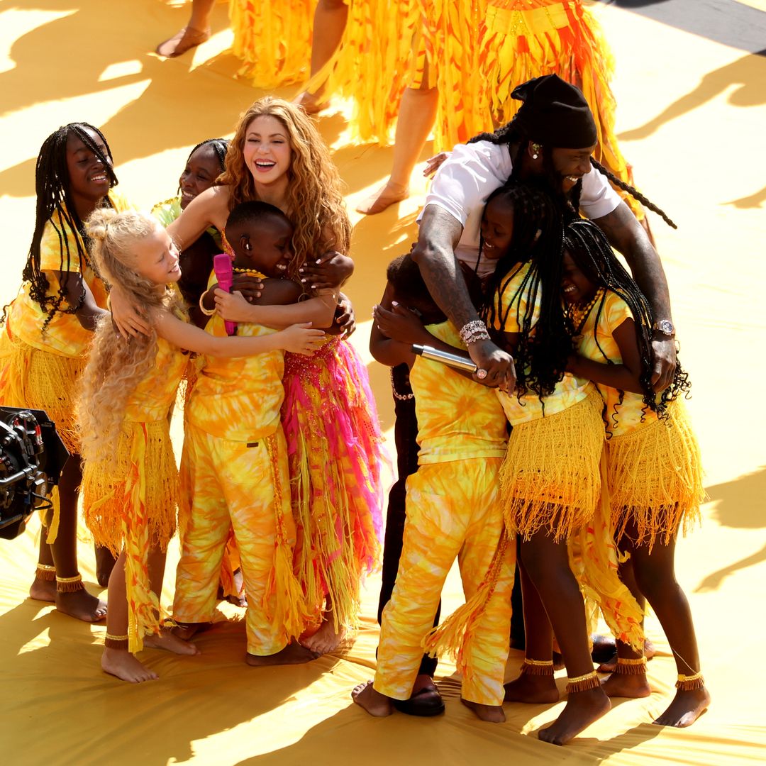 Shakira y Burna Boy con los Ghetto Kids y Eseniia Mikheeva.