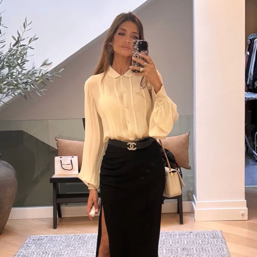Sara Carbonero deja atrás su característico estilo bohemio y se rinde al poder del blanco y negro: de la blusa romántica a la sensual falda con aberturas