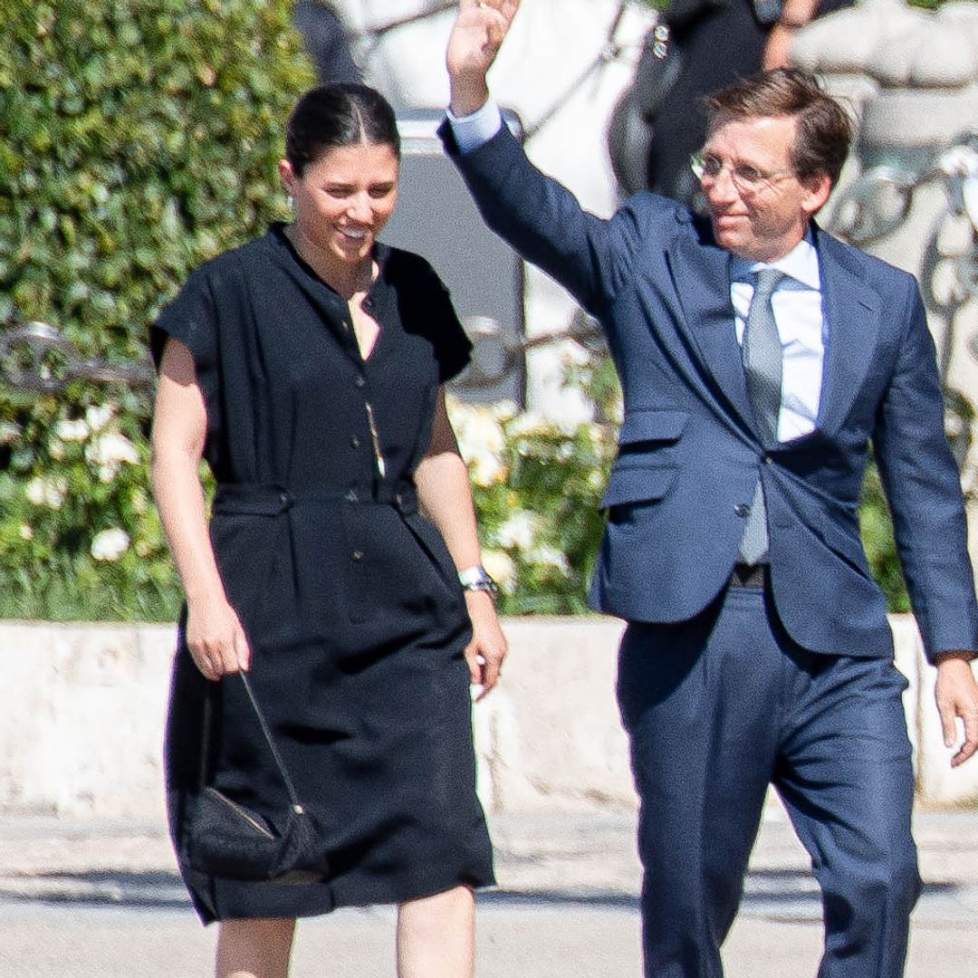 Teresa Urquijo, experta en protocolo con un elegante vestido camisero para la Almudena: "Transmite respeto y sobriedad"