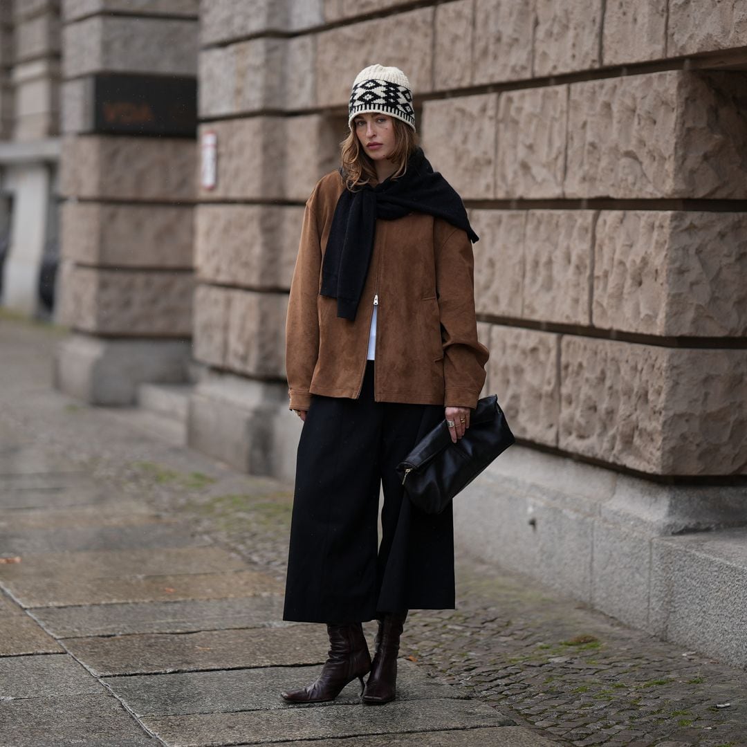 Look de invierno  con bermudas de traje y botas