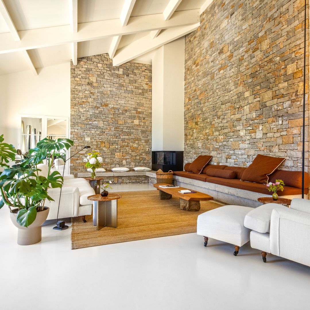 Estética contemporánea: A pesar de ser una casa de campo, La Sauvageonne cuenta con una estética moderna y minimalista, como puede verse en el salón-comedor, con altísimos techos
