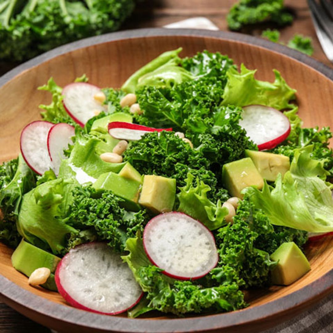 Ensalada de kale, rábano y aguacate