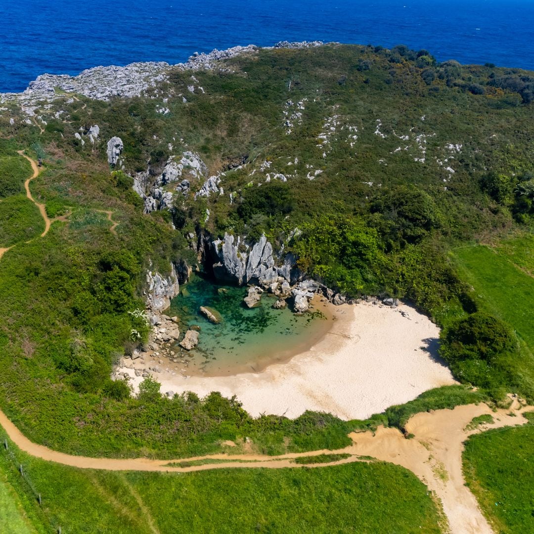 Vista aérea de la playa de Gulpiyuri, en Asturias, elegida entre las mejores playas de Europa en 2025