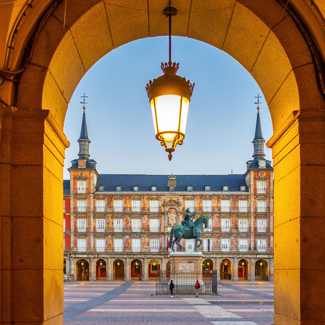 La Plaza Mayor de Madrid como nunca la habías visto: moda, historia y curiosidades que seguro no sabías