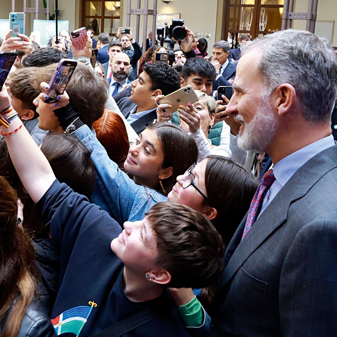 El rey Felipe VI sacándose un selfie
