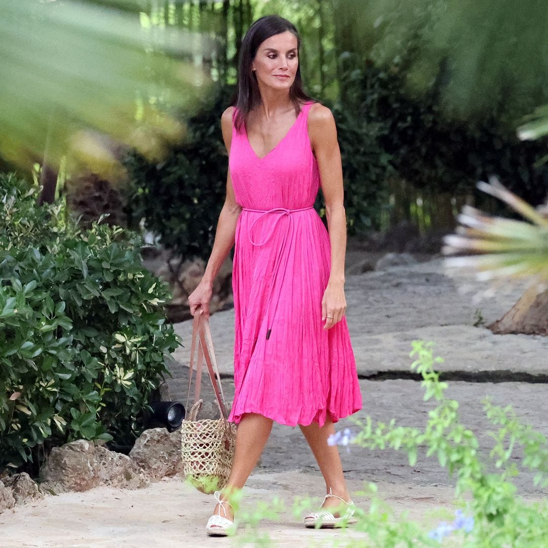 La maleta de la reina Letizia para sus vacaciones en Mallorca: 10 prendas que nunca fallan