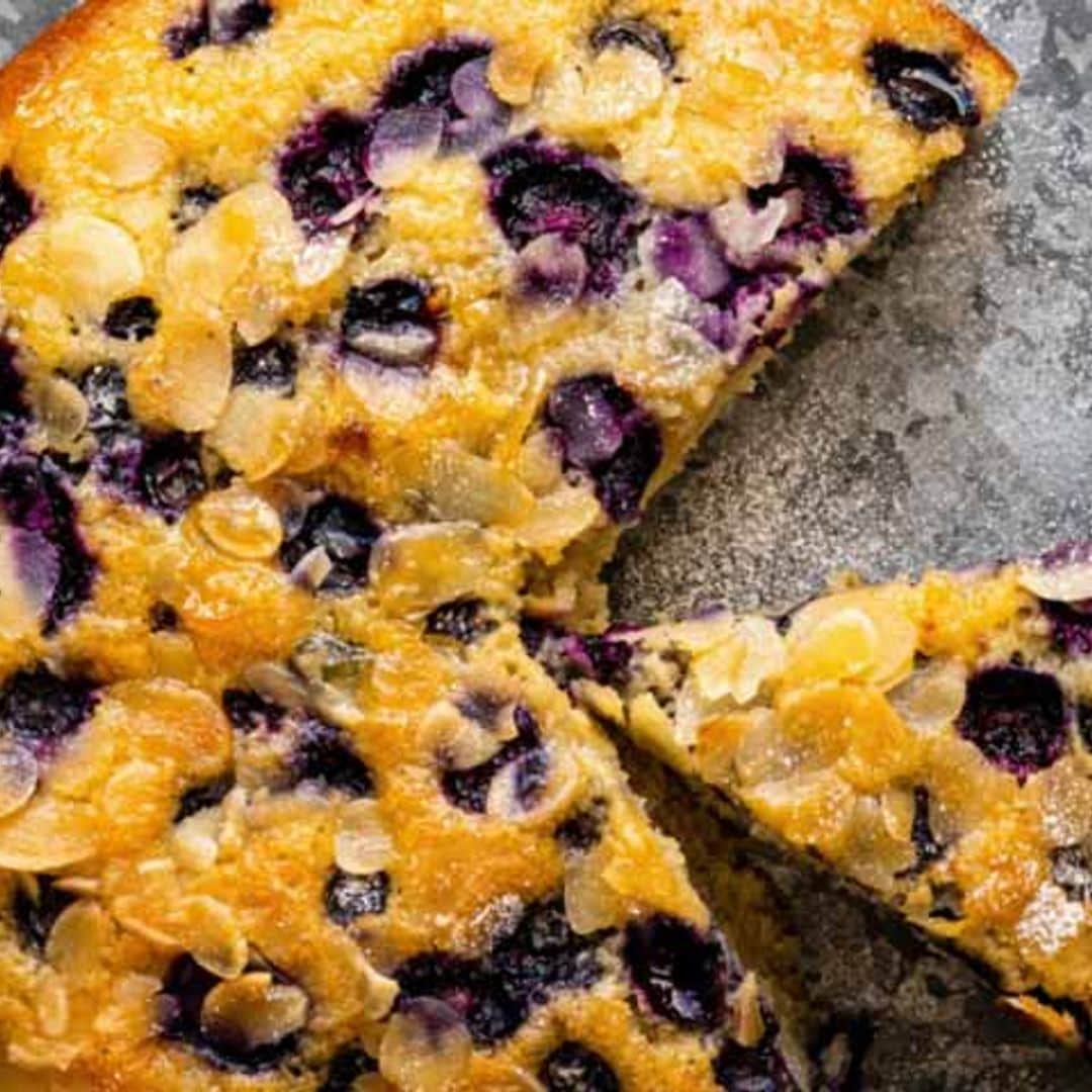 Bizcocho de patata con almendras y arándanos