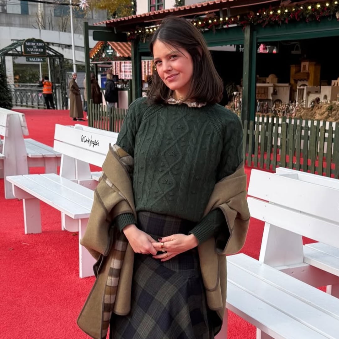 Isabelle Junot con look 'british' en un mercadillo navideño de Madrid.