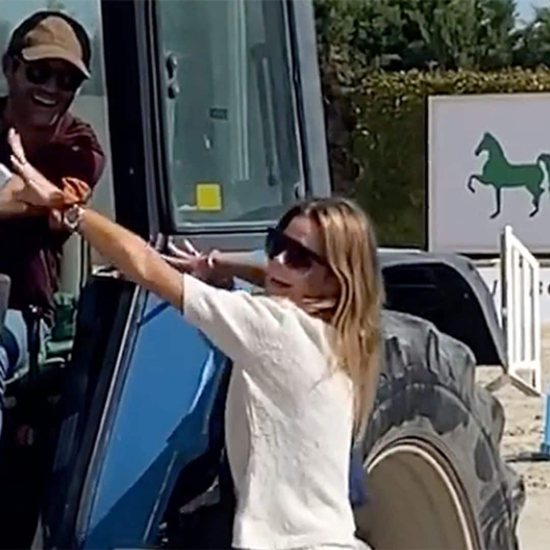 La entrada estelar de Amelia Bono a la hípica con tacones y… ¡en tractor!