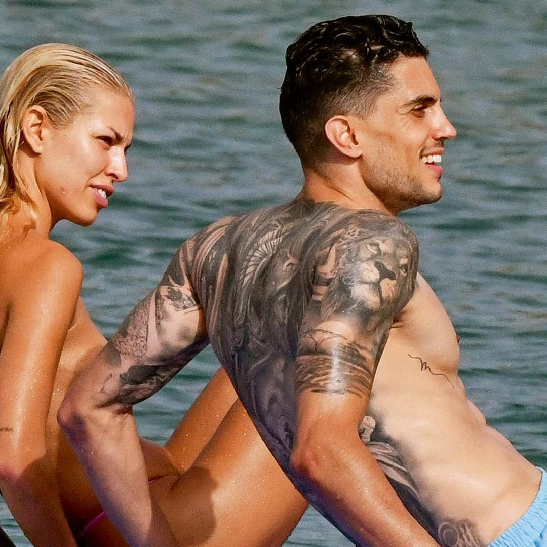 Jessica Goicoechea y Marc Bartra presumen de amor y cuerpos diez en Cerdeña al cumplir su primer año de amor