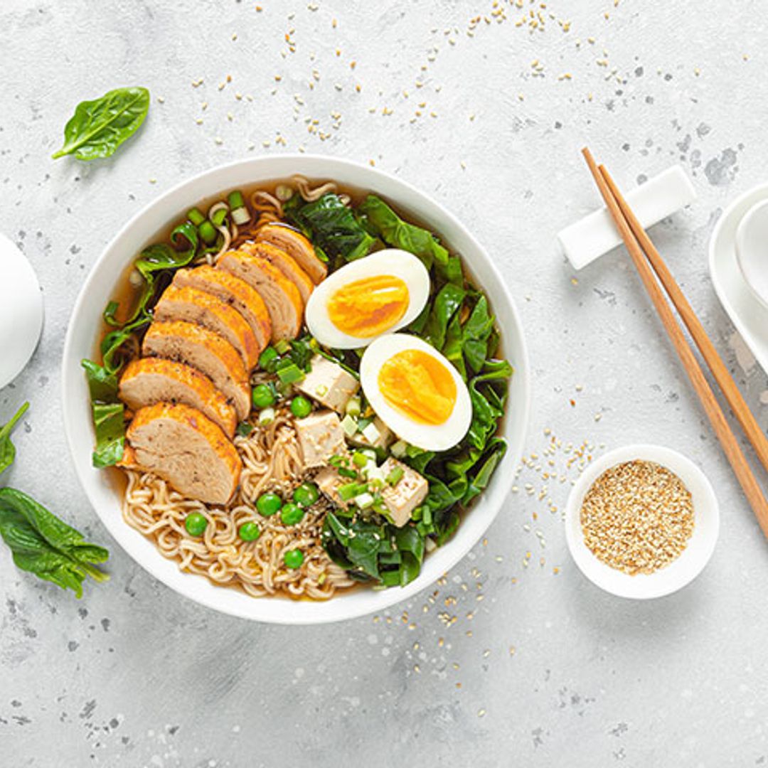 'Ramen' con pollo, espinacas, guisantes y huevo cocido
