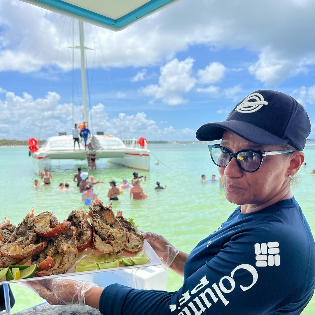 Fiesta en un barco con barbacoa en el arrecife de Cortesito, Playa Bávaro, Punta Cana