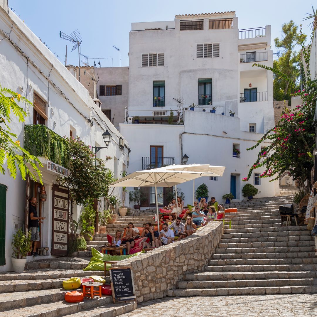 El paseo por Dalt Vila nos lleva a descubrir rincones llenos de encanto como esta terraza que trepa por las escaleras del casco histórico de Ibiza