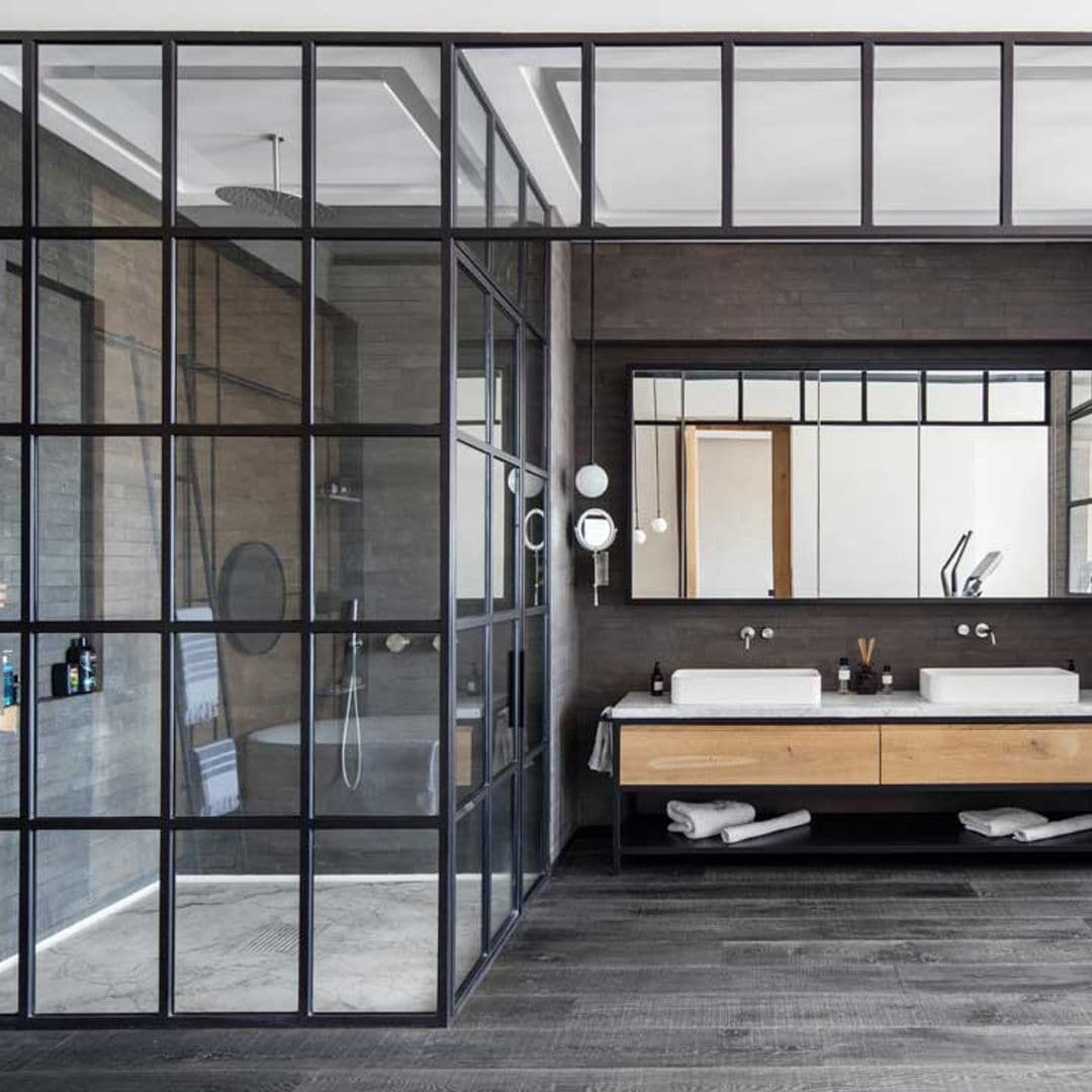 Los tabiques de cristal de aire industrial conquistan la casa. ¡Estos son sus motivos!