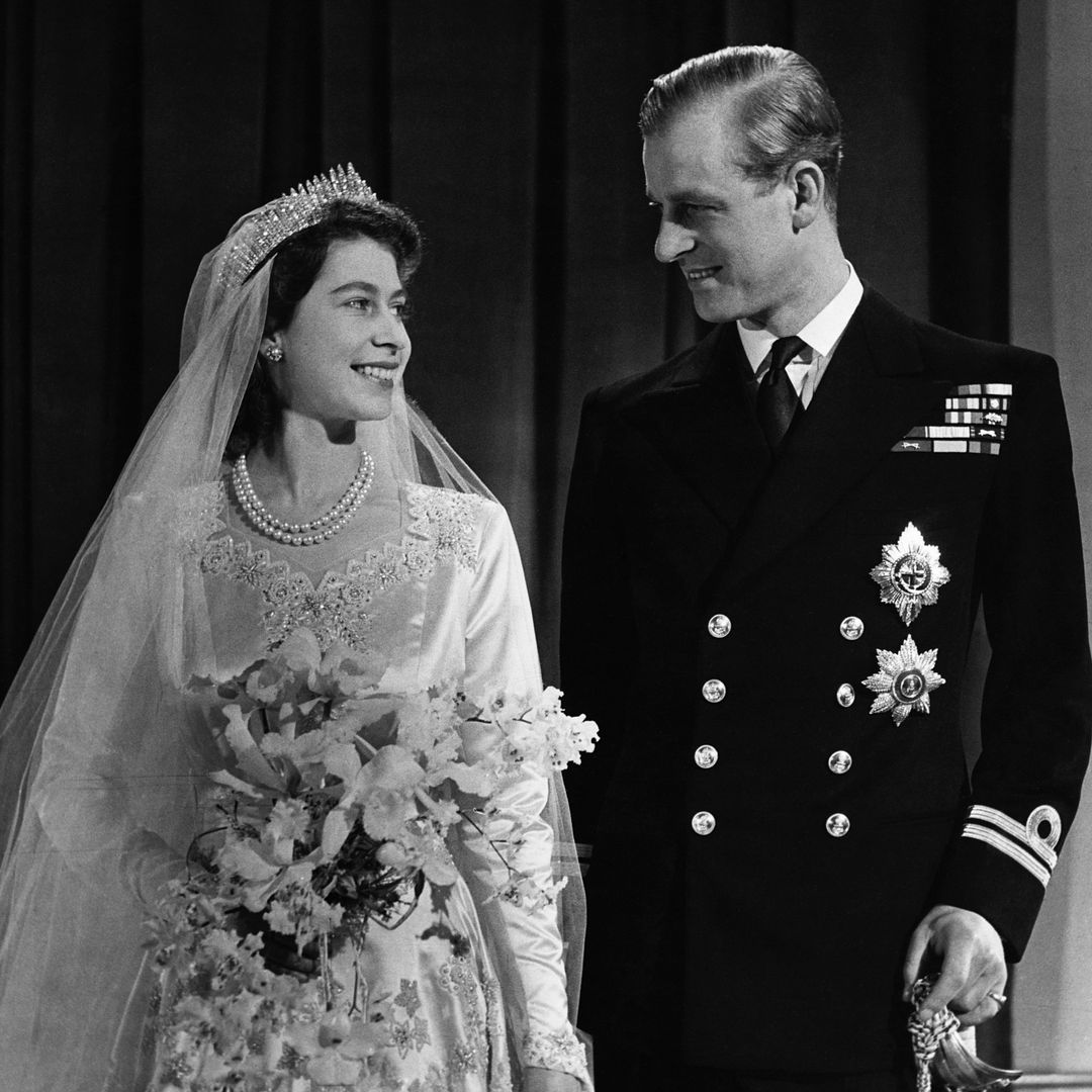 Los angustiosos imprevistos que casi arruinan la boda de Isabel II y Felipe de Edimburgo: Del pánico por la tiara rota al sacrificio de amor del Duque