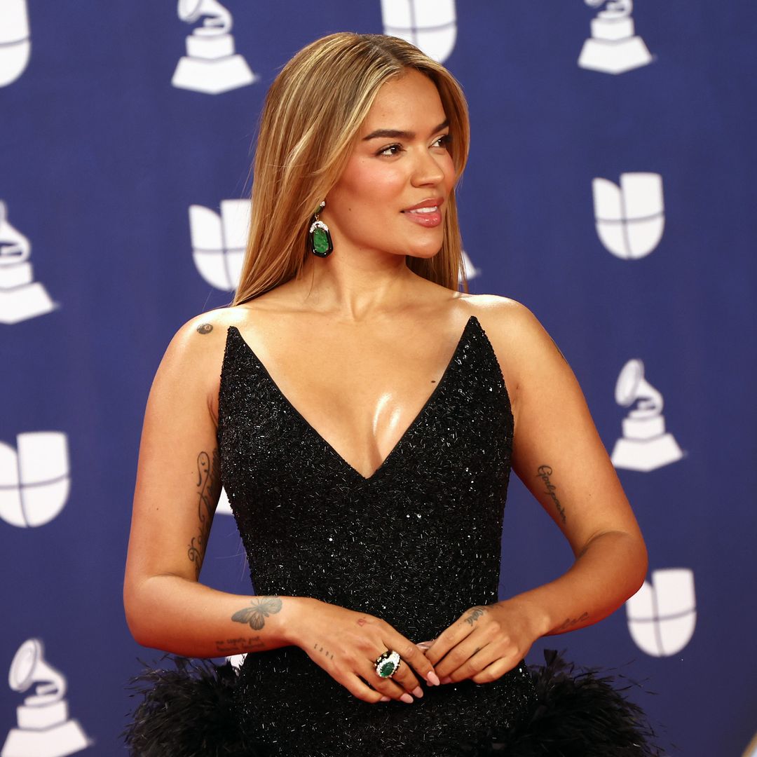 Karol G arrasa con un dramático vestido negro de plumas en los Latin Grammy 2025