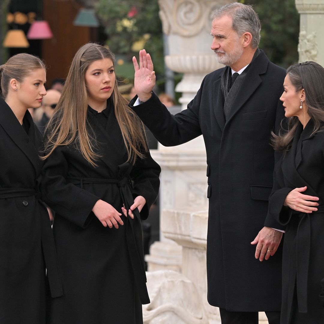 La princesa Leonor y la infanta Sofía reciben el cariño de los griegos en su primera aparición pública en Atenas, tierra de sus antepasados
