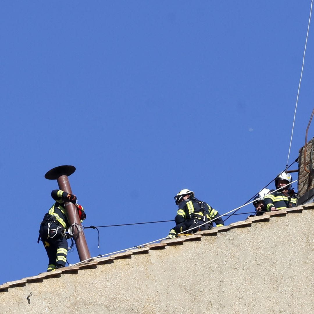 A días de iniciar el cónclave, bomberos instalan chimenea en la Capilla Sixtina para anunciar al nuevo Papa 