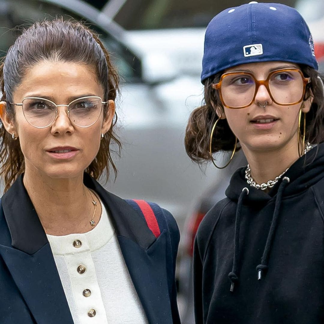 Juana Acosta: las imágenes de su paseo más familiar con su hija, Lola, que acaba de cumplir 18 años