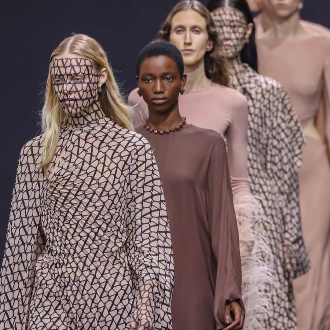Después del 'fucsia Valentino' llegan las lentejuelas... ¡y la logomanía!