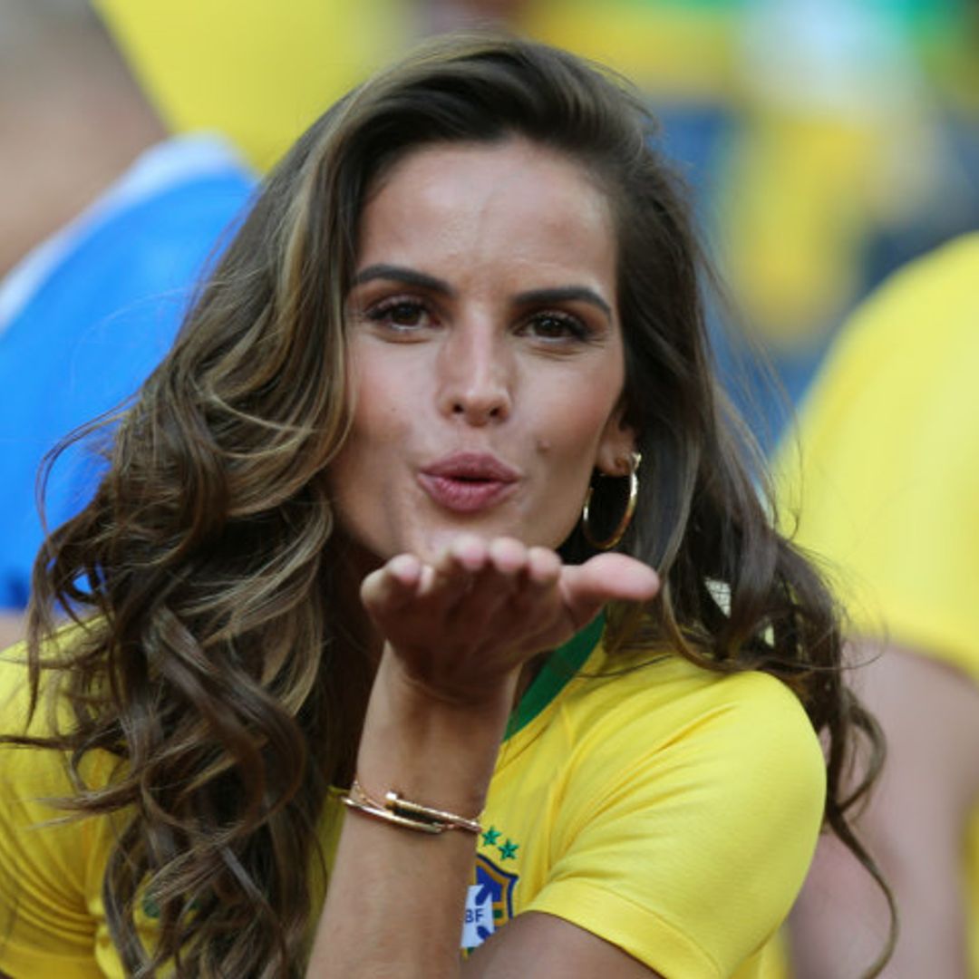 El impactante look de Izabel Goulart que sirvió de talismán a la selección de Brasil