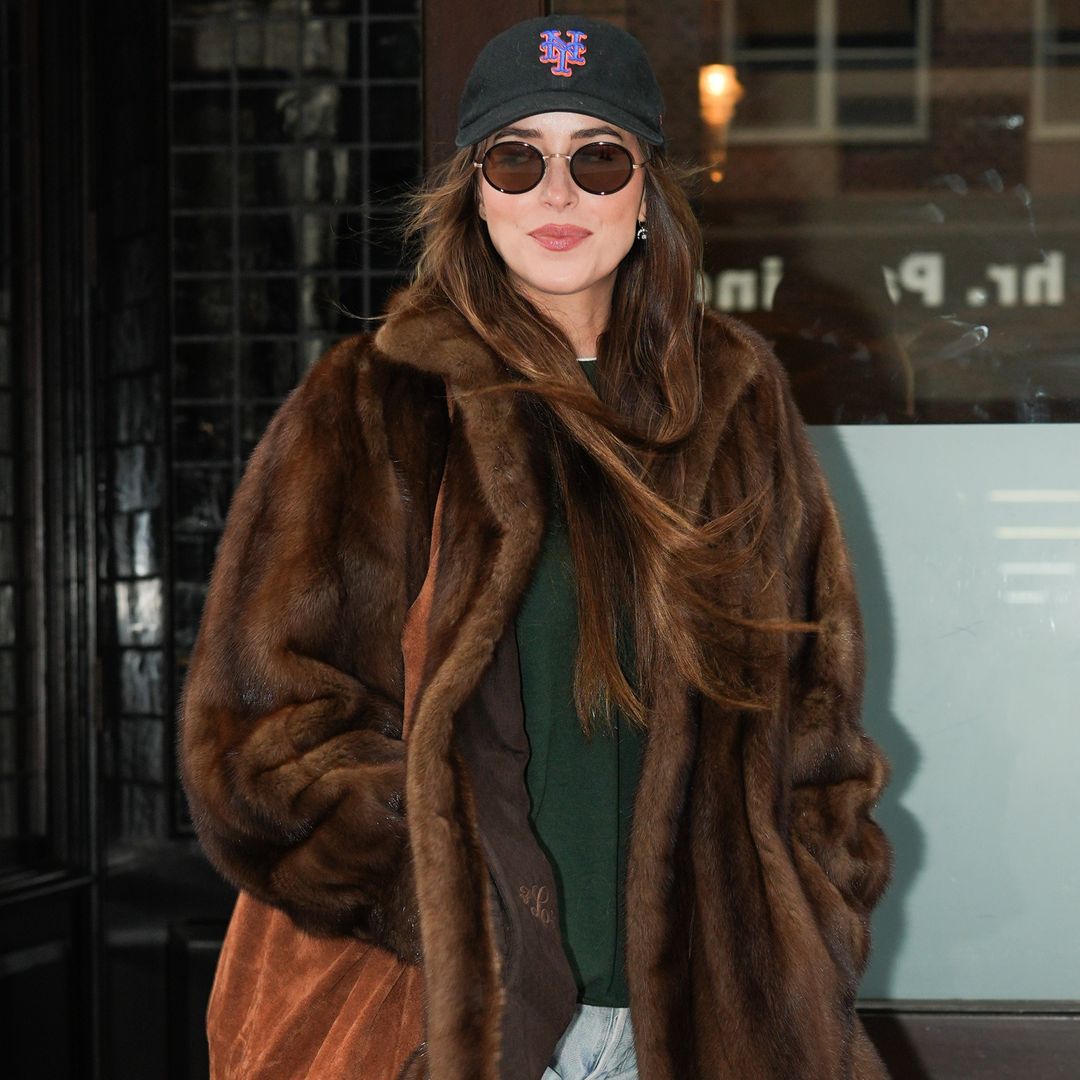 Los 3 secretos de estilo mejor guardados de la estilista de Dakota Johnson