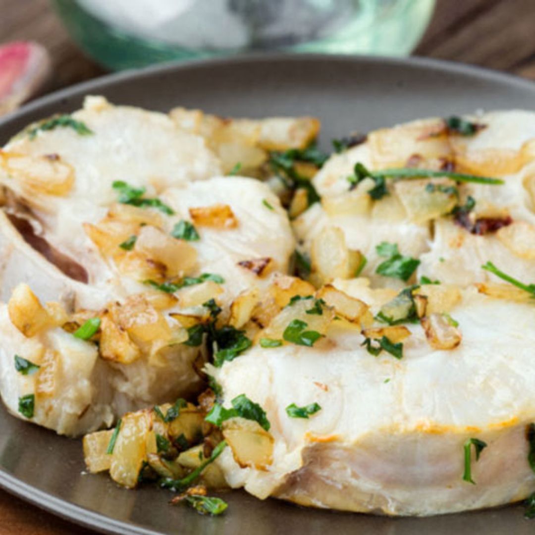 Merluza a la plancha con refrito de cebolla y ajo