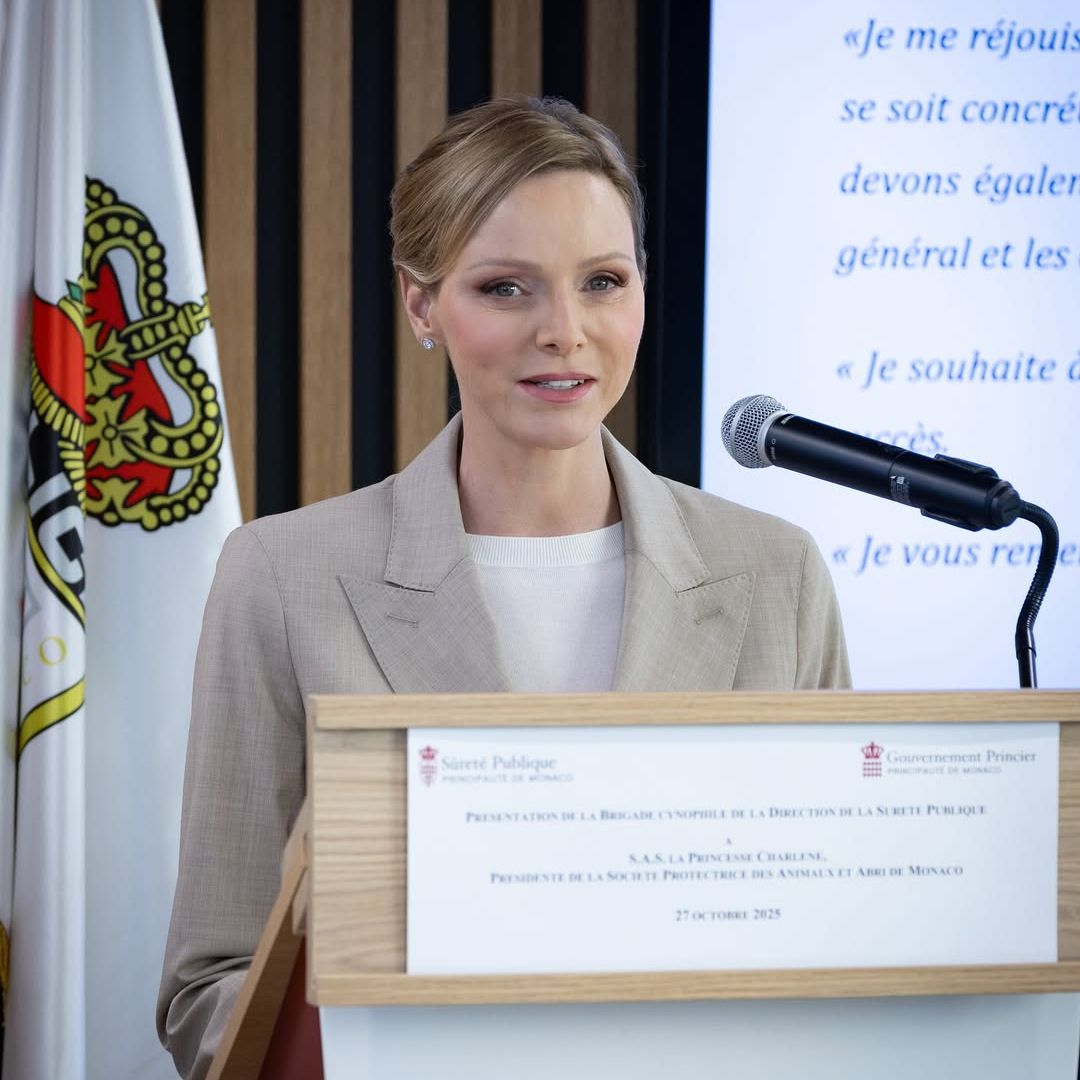 El cambio de look de Charlene de Mónaco: de rompedora a minimalista con el 'uniforme' de la reina Letizia