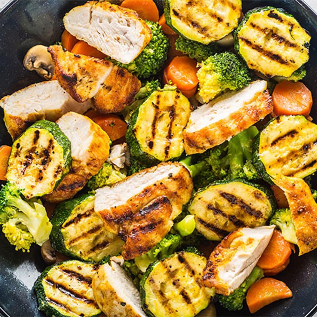 Pechuga de pollo braseada con calabacín, brócoli y zanahoria