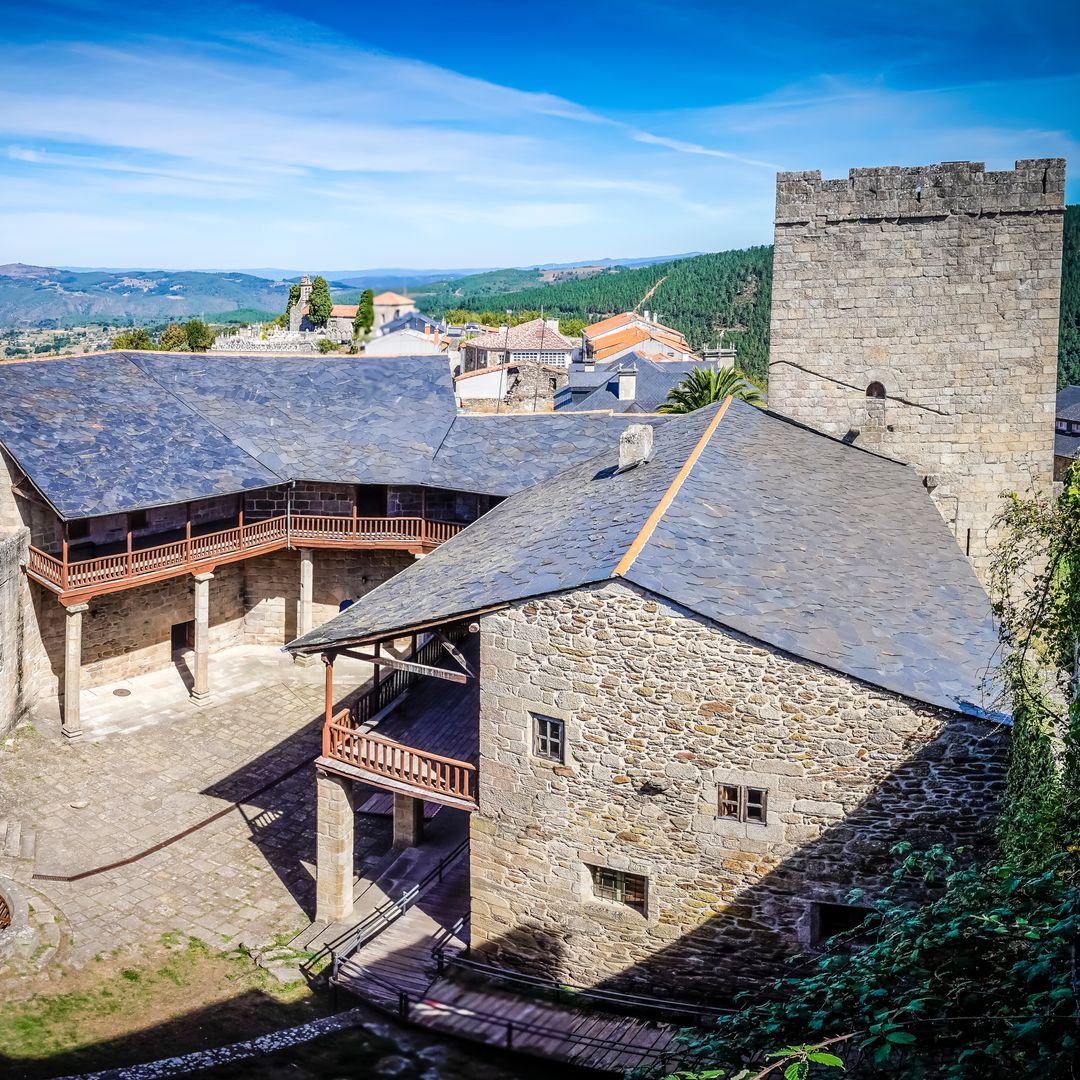 Pueblo medieval de Castro Caldelas, en Ourense, uno de los pueblos más bonitos de España, Galicia