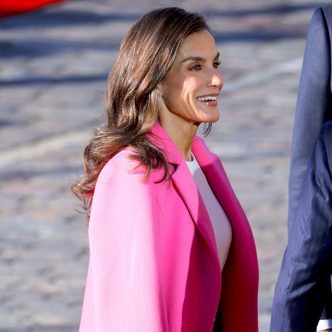 La reina Letizia combate el frío de Finlandia con el rosa español: recupera el vestido que estrenó en Suecia con su abrigo más espectacular