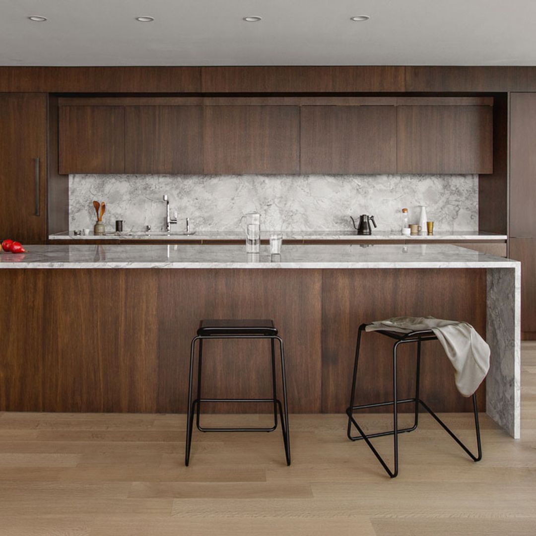 El antes y después de una cocina de moda con muebles en madera oscura