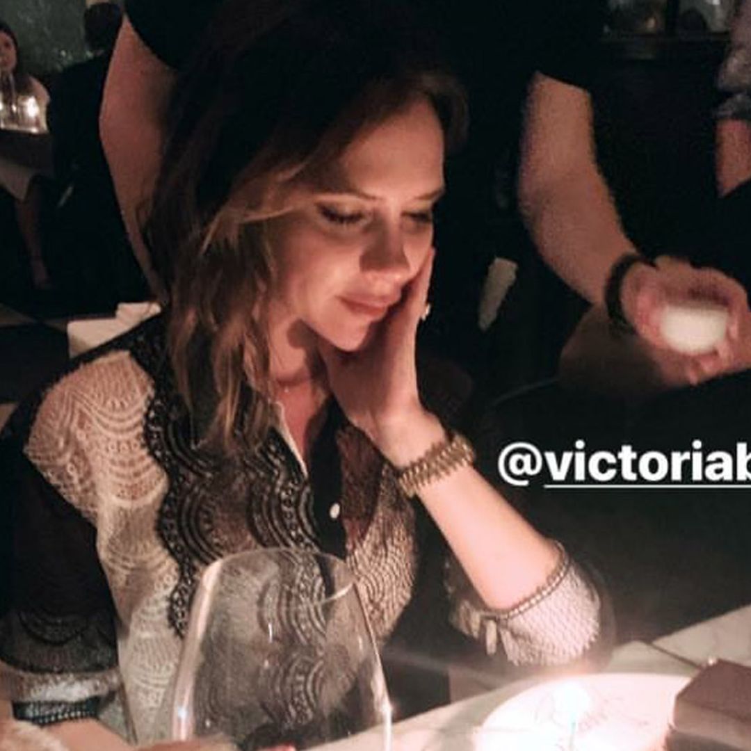 Victoria Beckham celebra por adelantado su cumpleaños con tarta, velas y rodeada de amigos