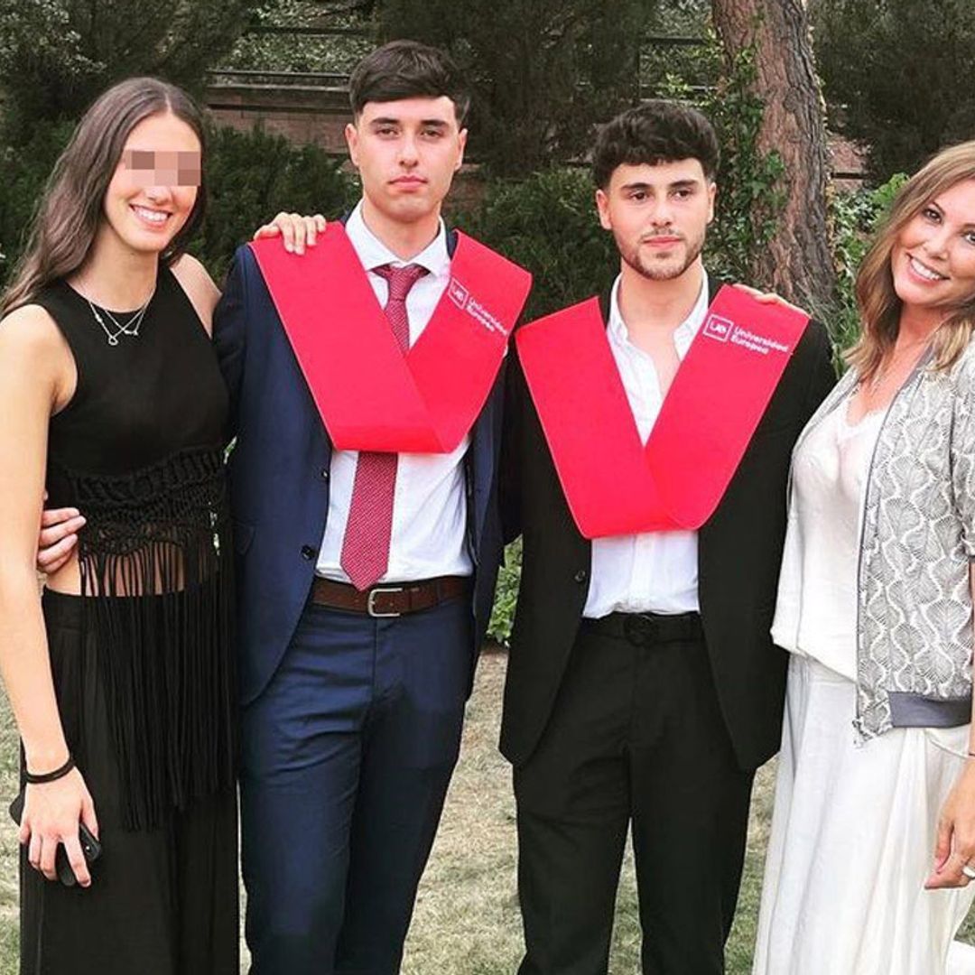 Raquel Rodríguez, una madre muy orgullosa en la graduación de sus hijos mayores: Markel, de 22 años, e Iker, de 21