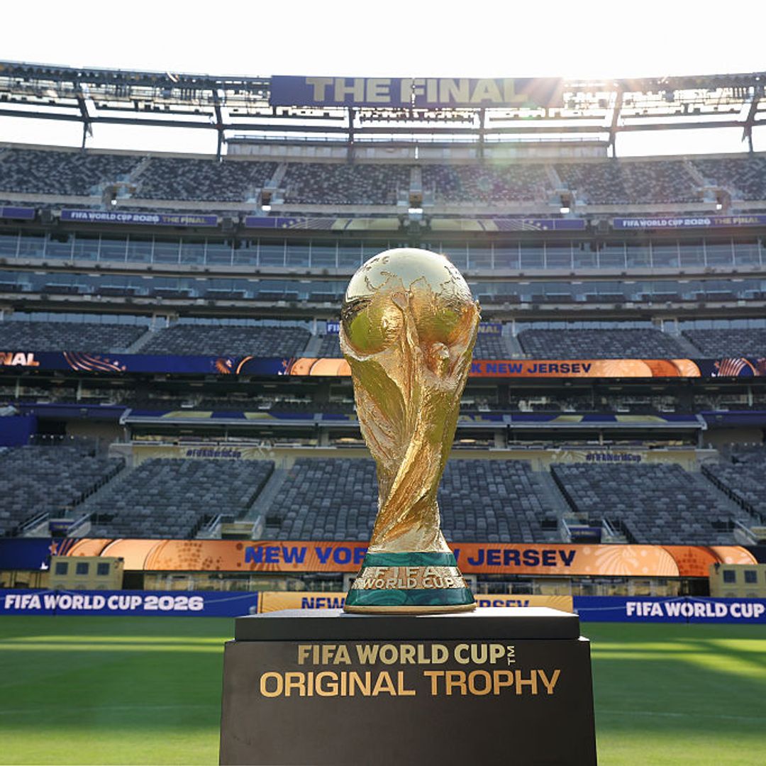 El trofeo de la Copa Mundial de la FIFA se exhibe en el MetLife Stadium de Nueva York antes de la final del Mundial de la FIFA