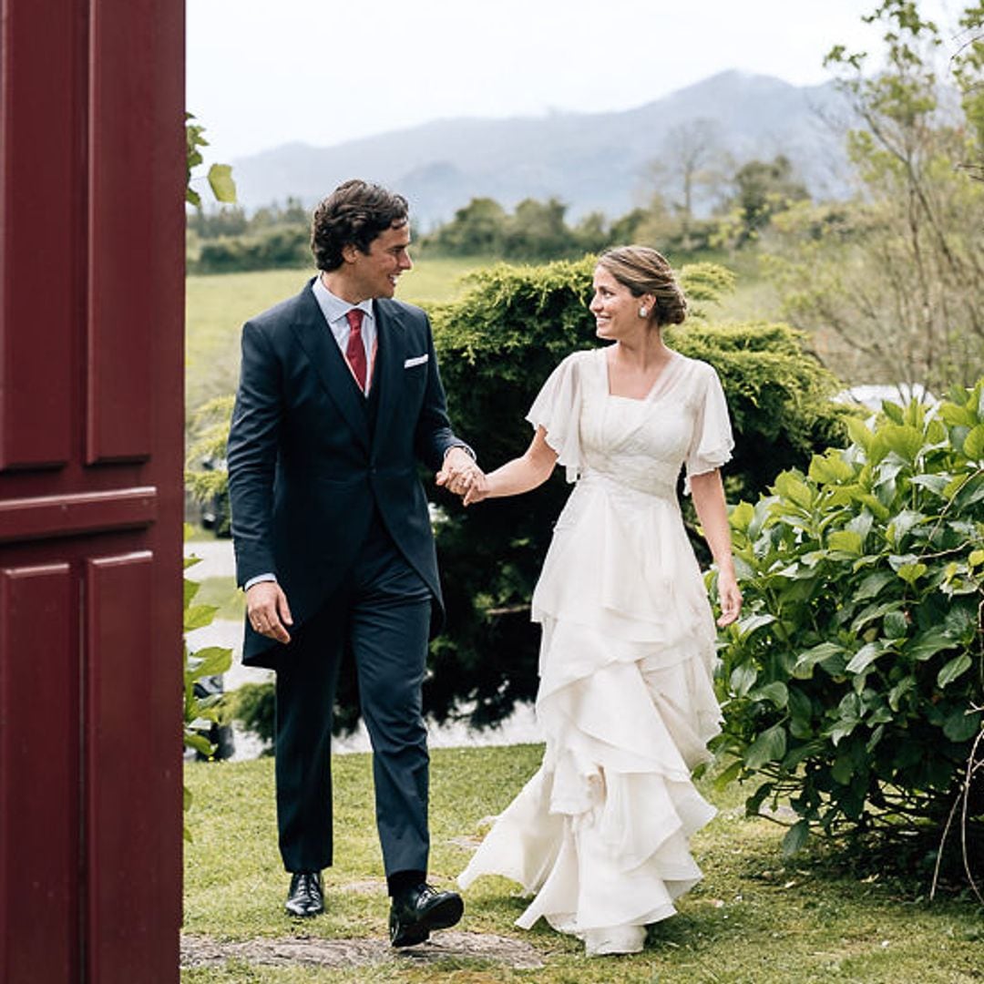 La boda de Natalia y Nacho en Asturias: una falda con volantes y una tiara con la que se inicia una tradición