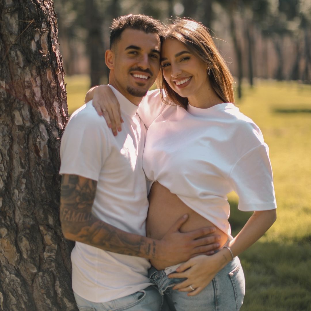 Las fotos del primer plan familiar de Luna Serrat y Dani Ceballos tras convertirse en padres de mellizas
