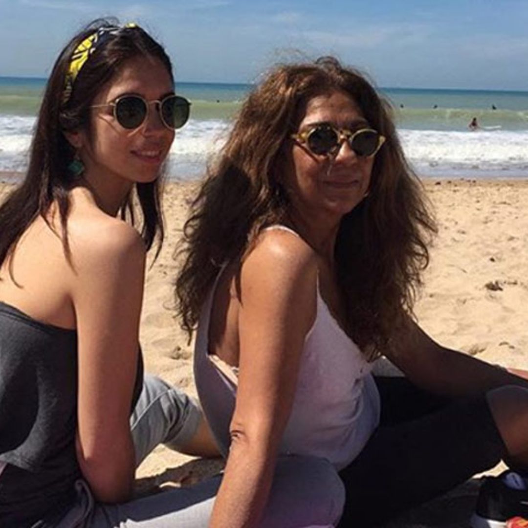 Elena Furiase pone rumbo a 'su paraíso' con su madre tras confirmar su embarazo