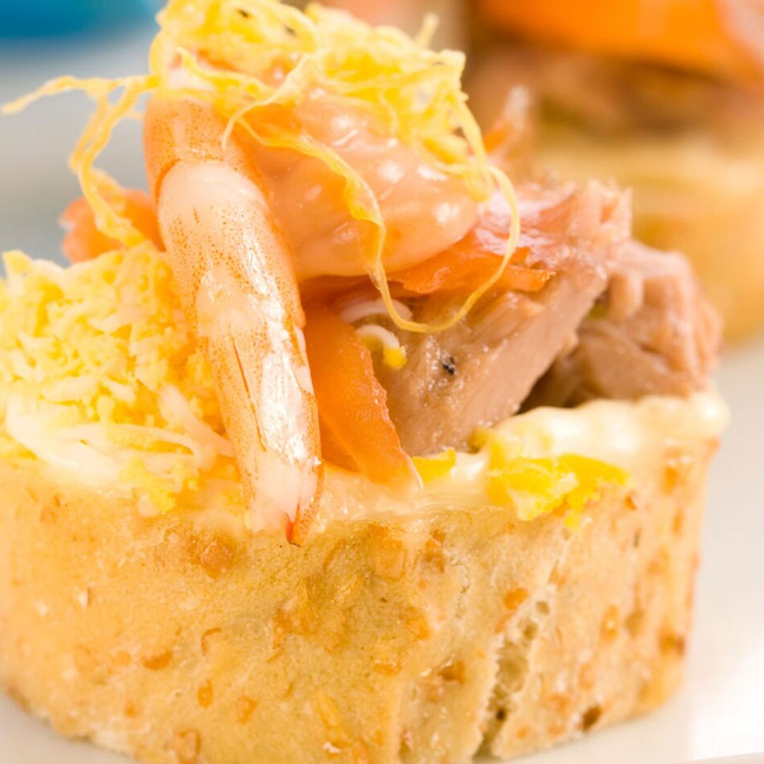 Canapé de atún, salmón, gamba y huevo cocido