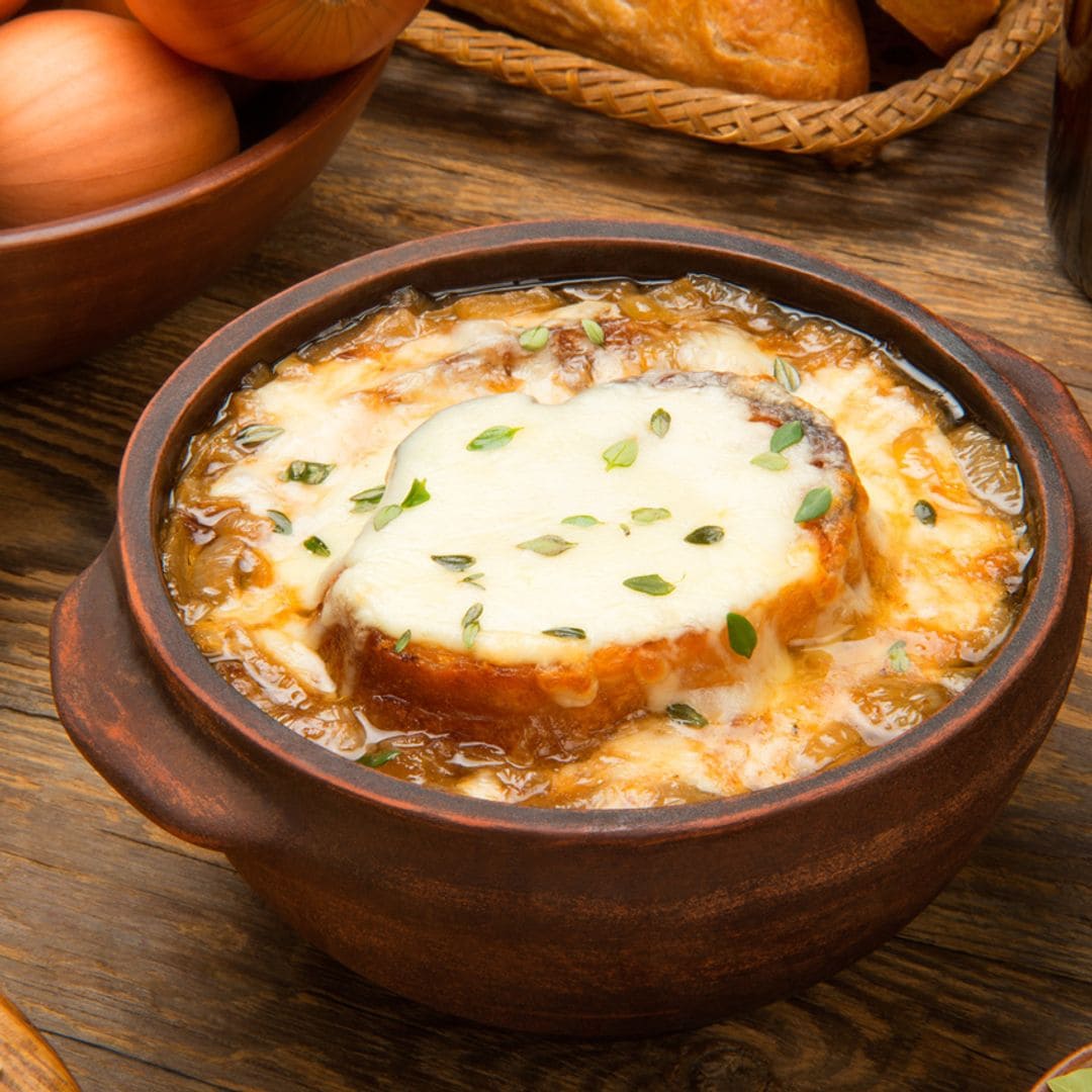 Sopa de cebolla casera: la receta perfecta para combatir el frío