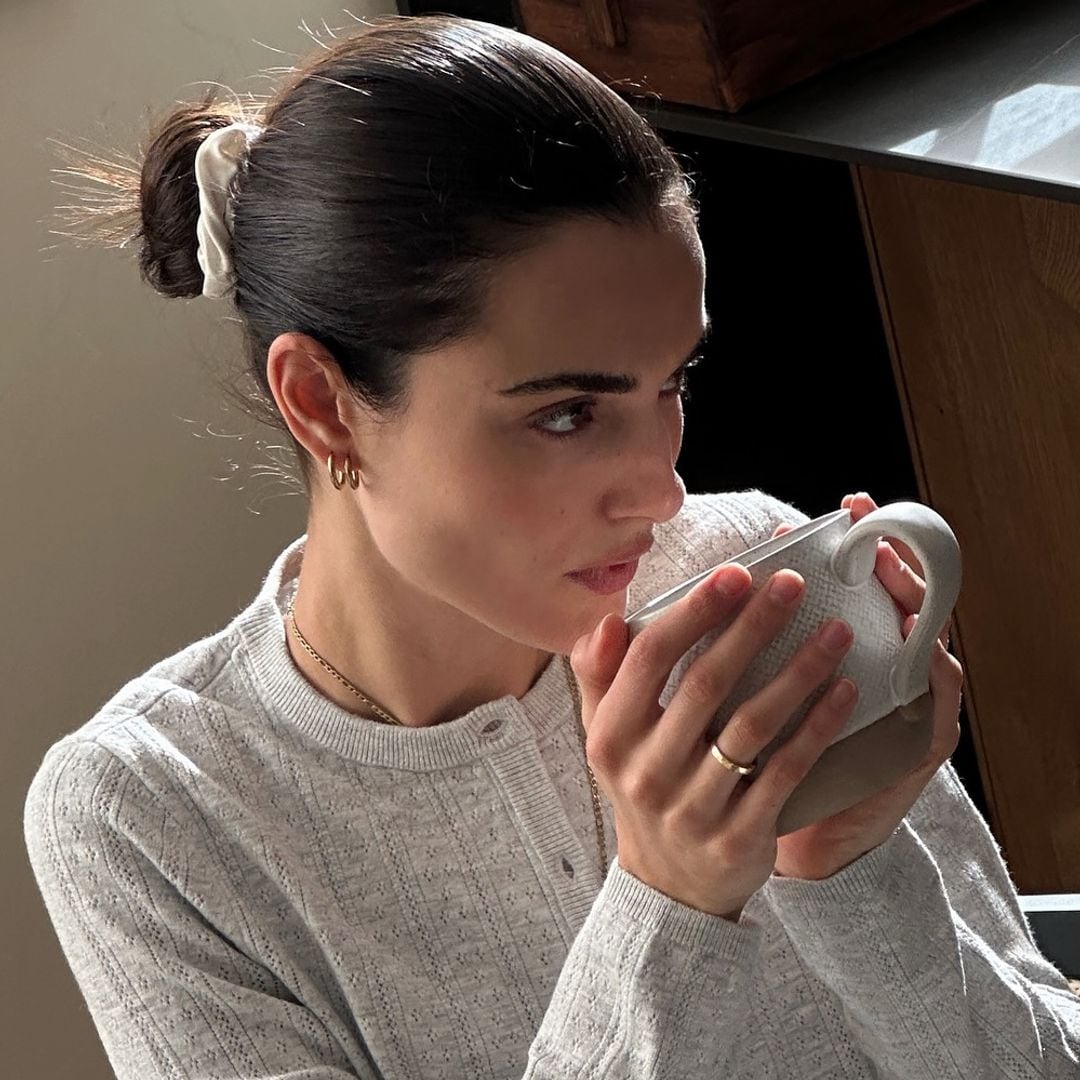 Blanca Padilla tomando una taza de té con conjunto gris de Alo