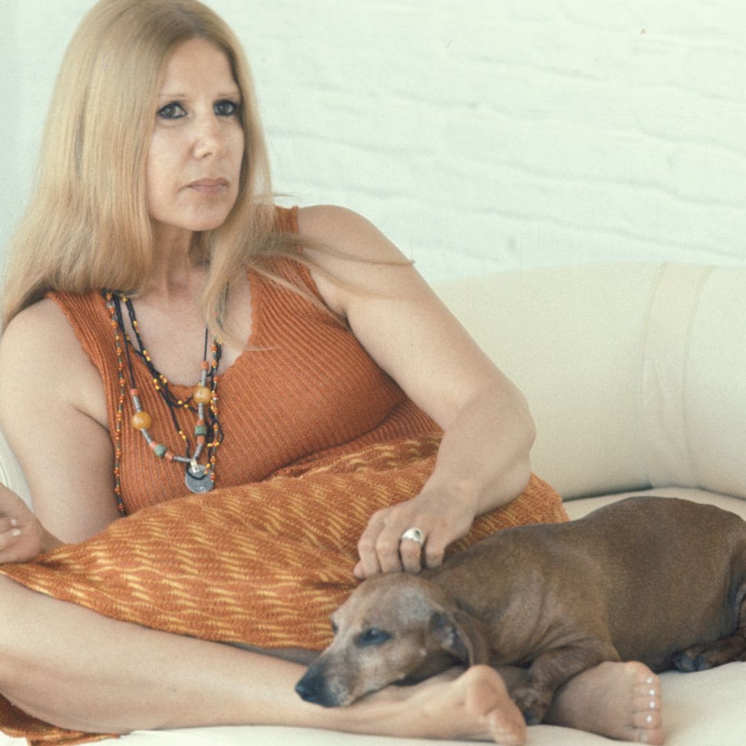 Cayetana de Alba en su casa de Marbella con su perrita Yoli  