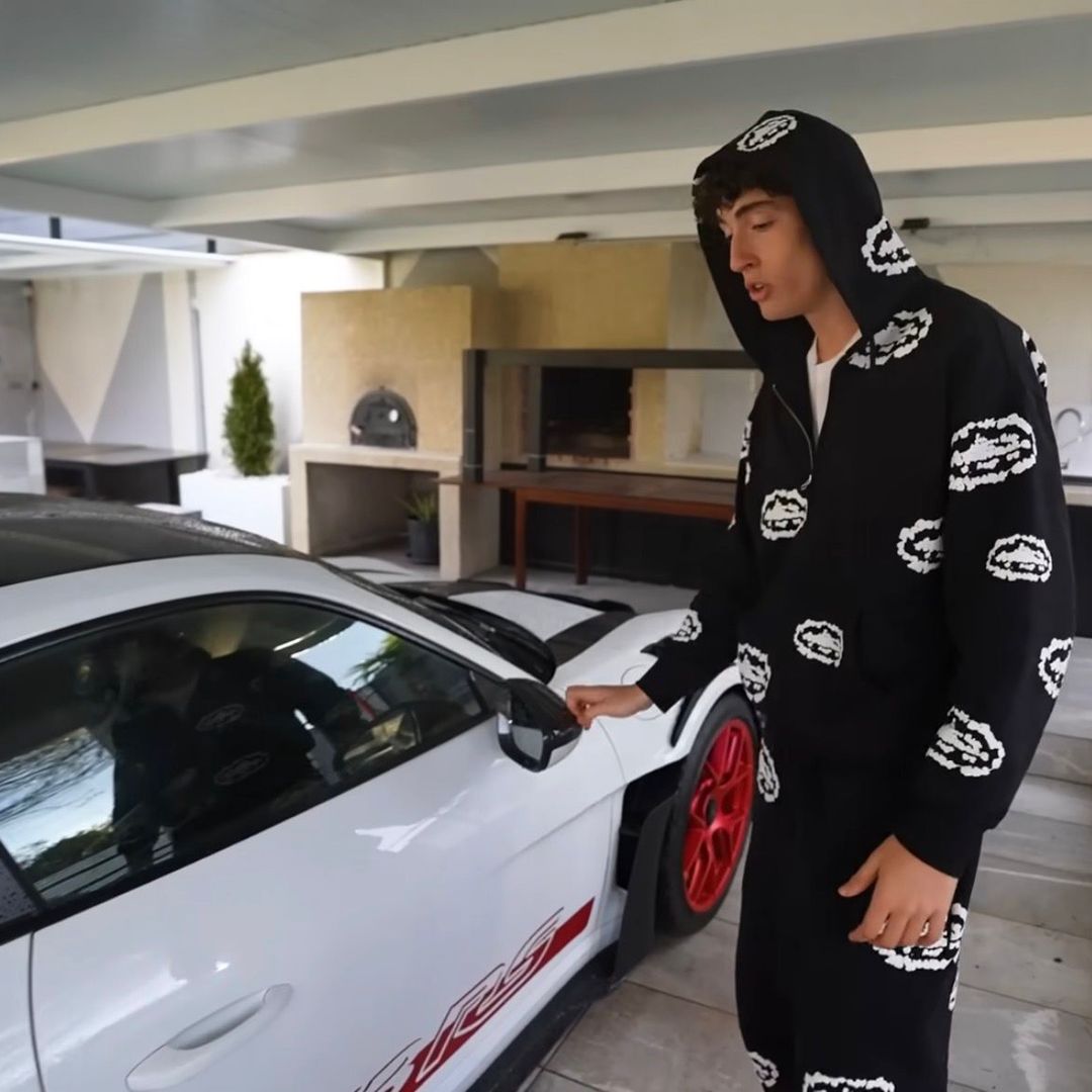 Instantes en el que se montó y condujo su nuevo coche por primera vez, que no ha dudado en compartir con sus seguidores en su canal de Youtube