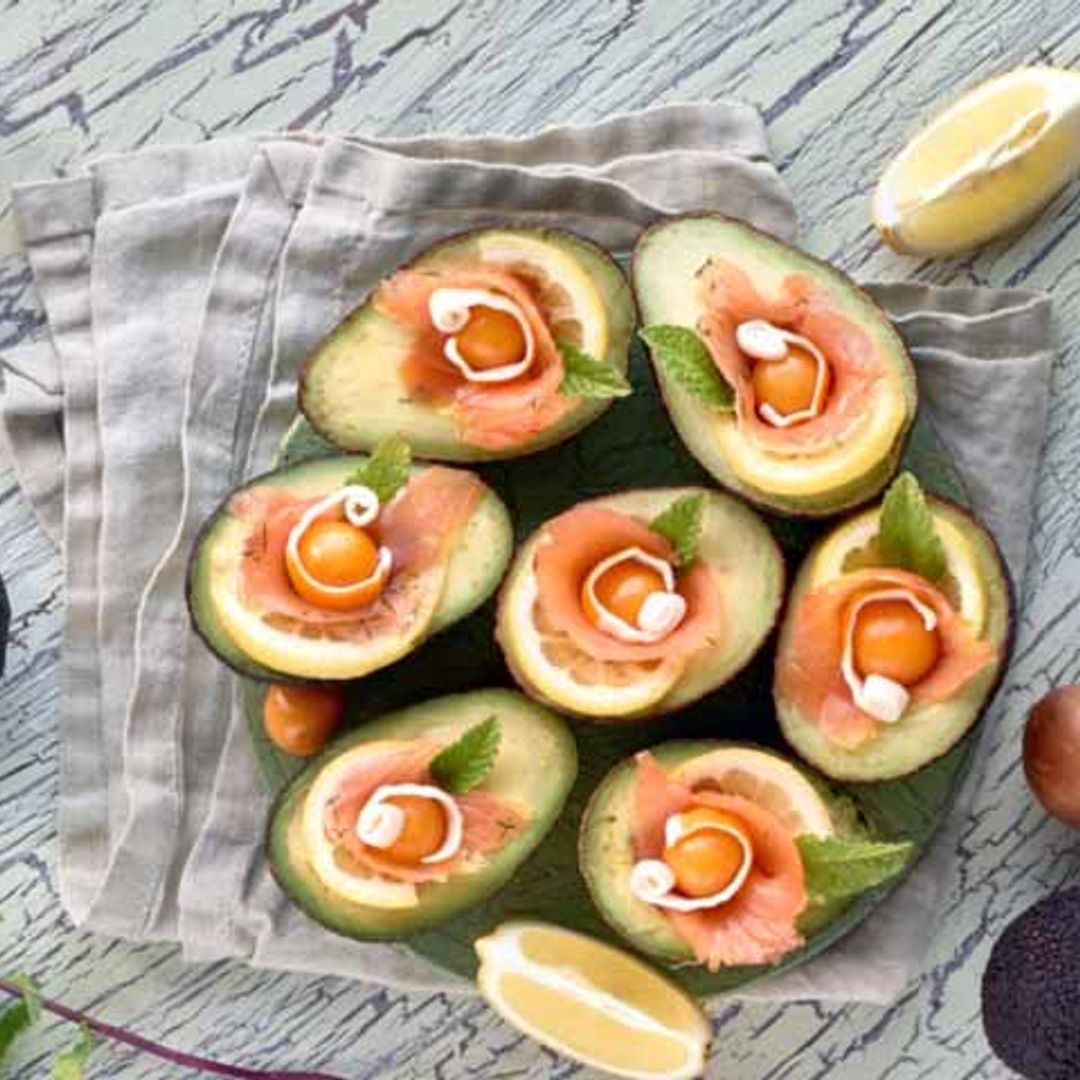 Aguacates rellenos de salmón ahumado y physalis