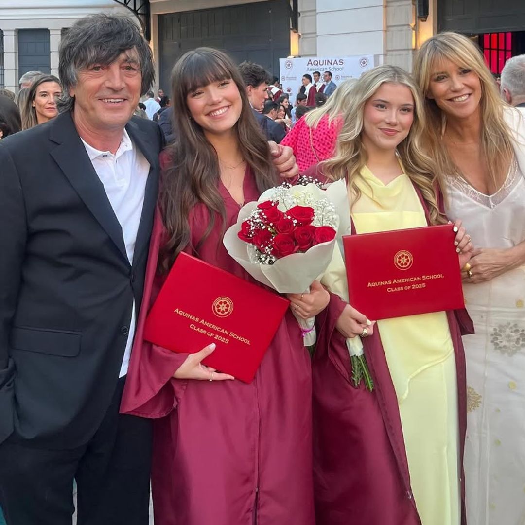 Raquel Meroño y su exmarido, Santi Carbones, en la graduación de sus hijas, Martina y Daniela