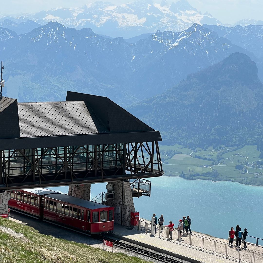 Vista de la estación de tren de montaña de Schafberg con vistas al lago Wolfgangsee, Austria